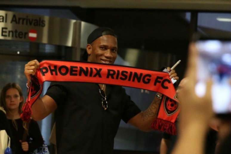 Drogba em sua chegada ao Phoenix Rising (Foto: Reprodução/Brasil Mundial FC)