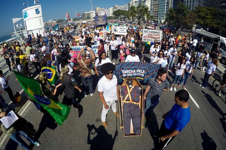 Protesto contra a violência e morte de policias na orla de Copacabana, altura do posto 5, no Rio de Janeiro (RJ), na manhã deste domingo (23).