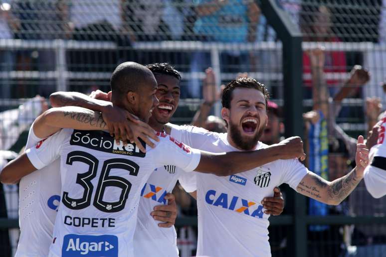 Bruno Henrique, jogador do Santos FC, comemora seu gol durante partida contra o Bahia, válida pela décima sexta rodada do Campeonato Brasileiro 2017.