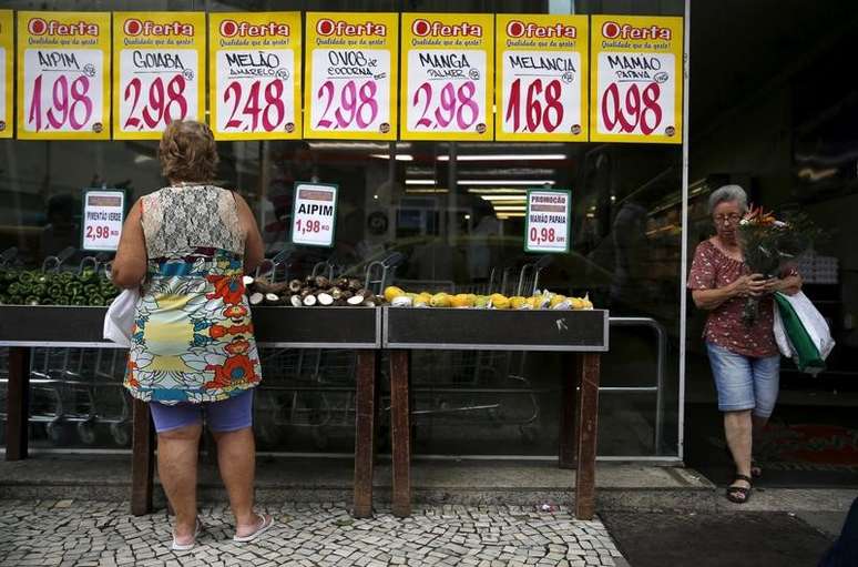 Consumidora observa pre&ccedil;os em mercado no Rio de Janeiro 21/01/2016 REUTERS/Pilar Olivares