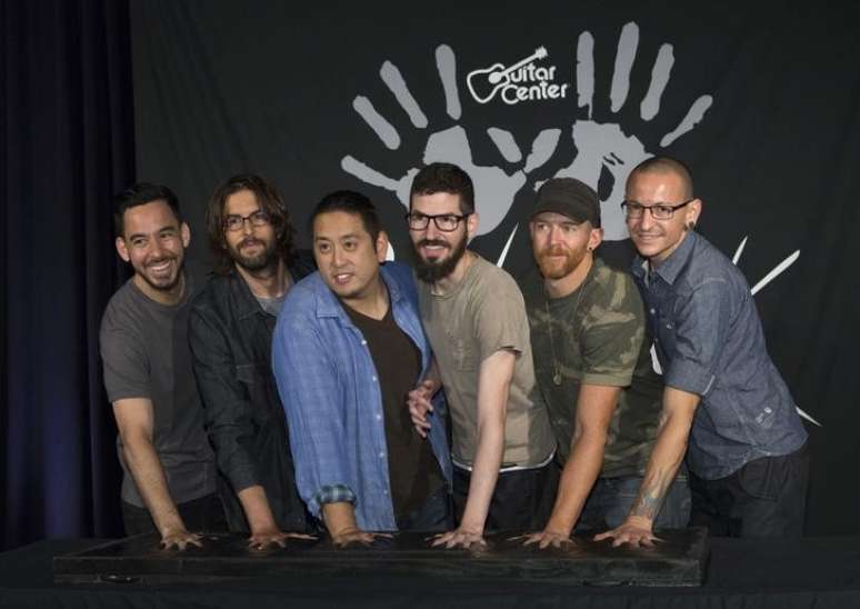 Membros do Linkin Park Shinoda, Bourdon, Hahn, Delson, Farrell e Bennington em evento em Los Angeles
18/6/2014   REUTERS/Mario Anzuoni