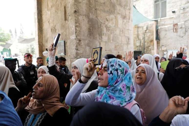 Palestinos gritam durante protesto contra Israel por medidas na mesquita al-Aqsa
  20/7/2017   REUTERS/Ronen Zvulun