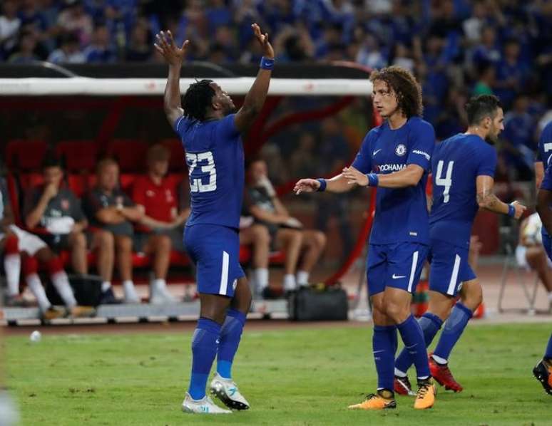 Jogadores do Chelsea Batshuayi e David Luiz comemoram gol em amistoso com Arsenal
 22/6/2017     REUTERS/DAMIR SAGOLJ