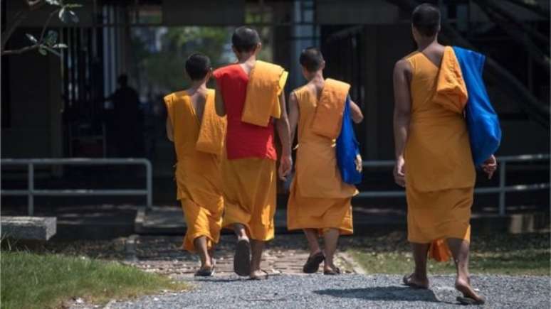 De acordo com leis budistas, monges não podem lidar com dinheiro nem ter relações sexuais 