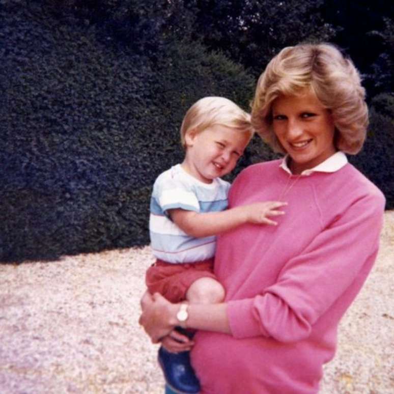 'Estamos os dois nessa foto', disse William para Harry durante o documentário. Na imagem, Diana, grávida de Harry, segura o primogênito 