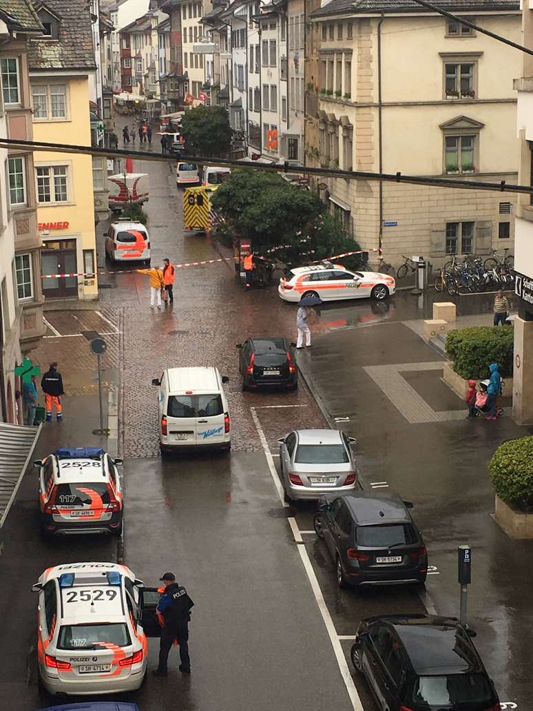 Rua é isolada na cidade de Schaffhausen, na Suíça, após ataque de um homem armado com uma motossera