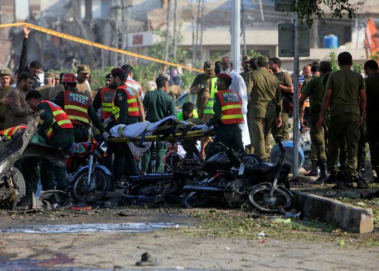 Corpo é retirado do local da explosão na cidade de Lahore