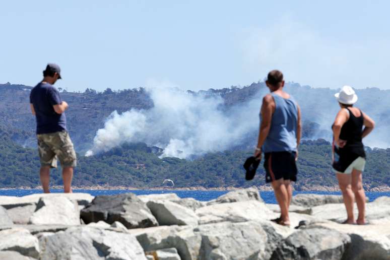 Turistas observam fumaça de incêndios florestais em La Croix-Valmer, na França  25/07/2017 REUTERS/Jean-Paul Pelissier