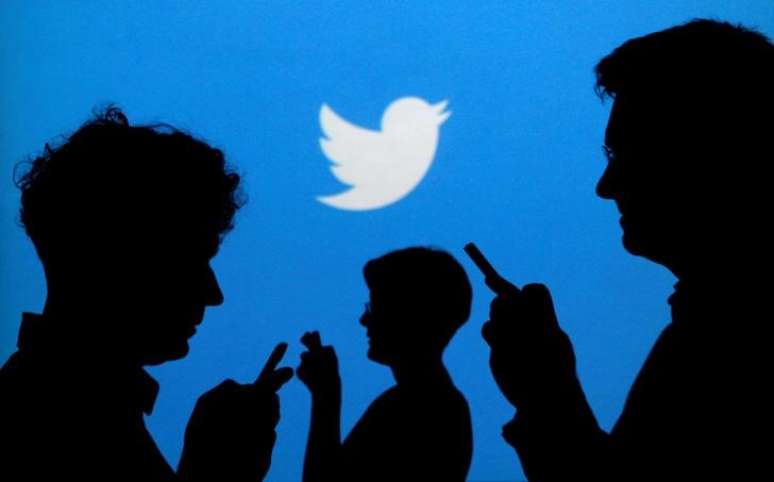 Pessoas usam celulares diante de logo do Twitter
27/09/2013 REUTERS/Kacper Pempel/Illustration/File Photo