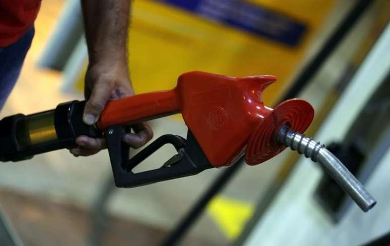 Funcionário segura bomba de gasolina em posto em São Paulo, no Brasil
8/11/2016  REUTERS/Paulo Whitaker 