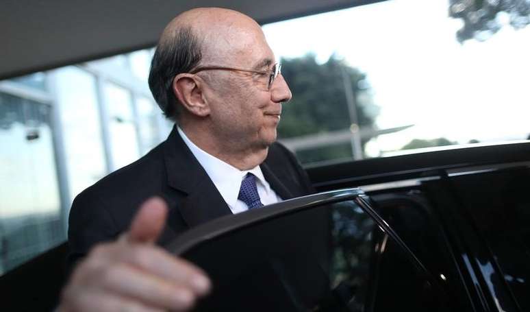 Meirelles saindo do ministério em Brasília
 20/7/2017 REUTERS/Adriano Machado 