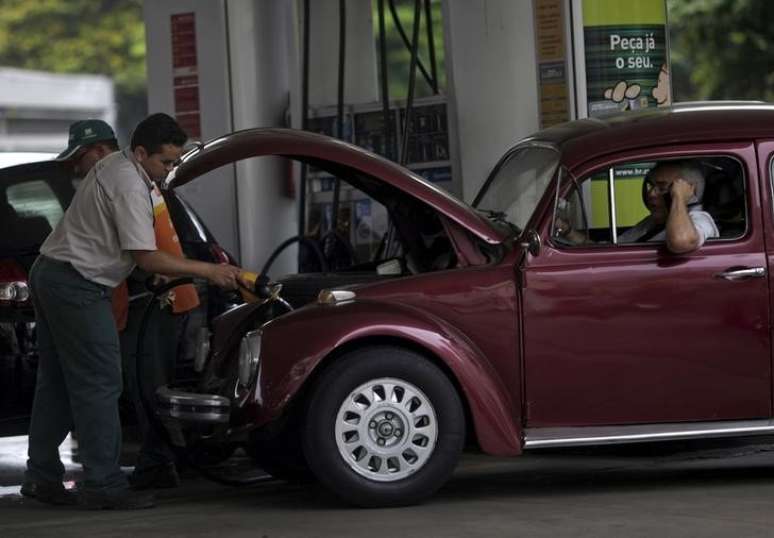 Frentista abastece Fusca em posto no Rio de Janeiro
30/09/2015
REUTERS/Ricardo Moraes