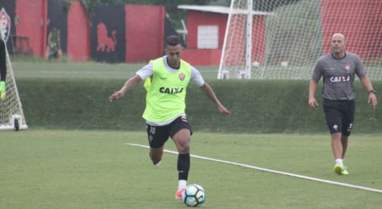 Juninho participou de treino coletivo na tarde desta terça-feira (Foto: Divulgação E. C. Vitória)