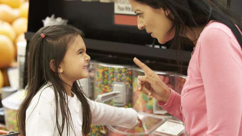 M&atilde;e e crian&ccedil;a em loja de doces