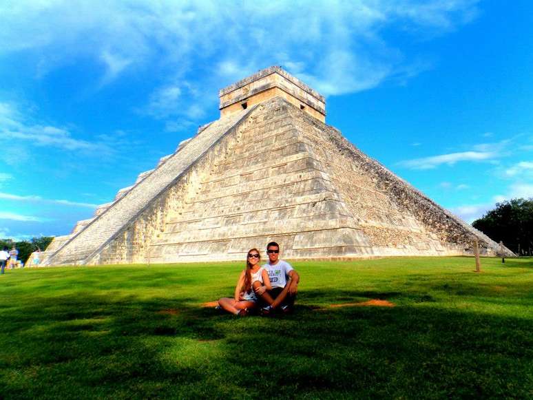Gabriel e Lívia Lorenzi têm 21 blogs de viagem que contam com mais de 12 milhões de visitantes por ano. Na foto, eles aparecem em Cancun
