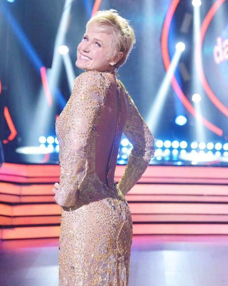 Vestido de Xuxa tem cerca de 30 mil cristais bordados (Foto: Reprodução/Instagram/@xuxameneghel)