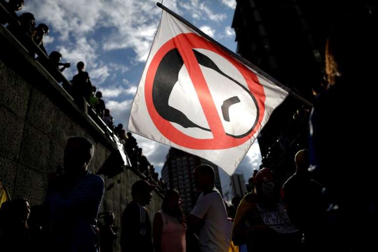 Manifestantes de oposição na Venezuela carregam bandeira com desenho do presidente Nicolás Maduro, durante protesto em Caracas REUTERS/Ueslei Marcelino