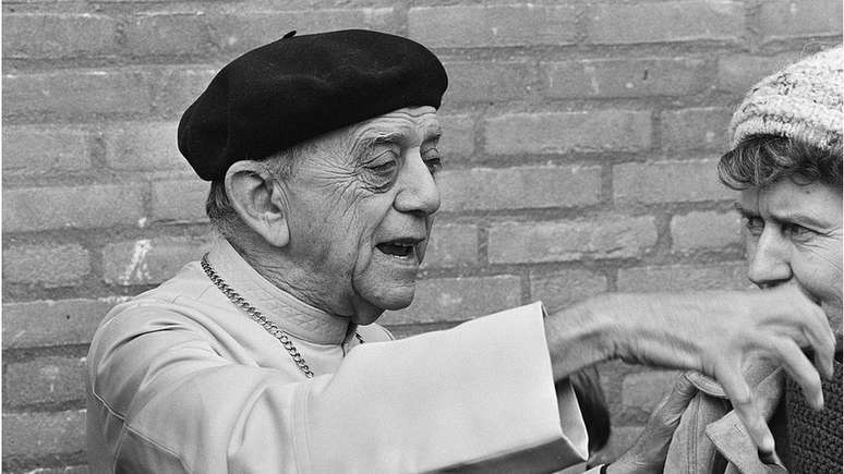 Dom Helder Câmara em visita a Holanda em 1981; livros mostra como passos de religioso no exterior eram monitorados pela ditadura via Itamaraty