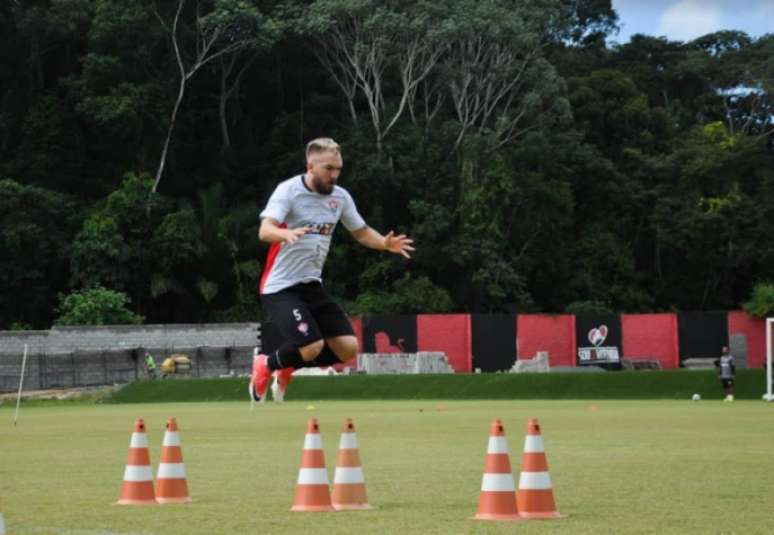 Willian Farias está sendo sondado pela diretoria do Internacional (Foto: Maurícia da Matta / Divulgação / EC Vitória)