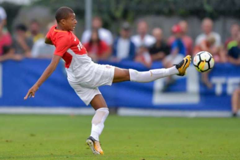 Mbappém tem vínculo com o PSG até junho de 2019 (Foto: FABRICE COFFRINI / AFP)