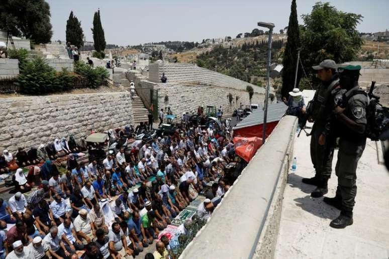 Palestinos rezam na entrada da Cidade Velha de Jerusalém, em protesto contra a instalação de medidas de segurança no complexo da mesquita al-Aqsa 20/07/2017 REUTERS/Ronen Zvulun