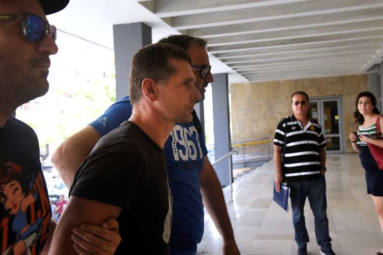 Alexander Vinnik, um russo de 38 anos suspeito de lavagem de dinheiro, é escoltado por policiais na Grécia  26/07/2017 REUTERS/Alexandros Avramidis