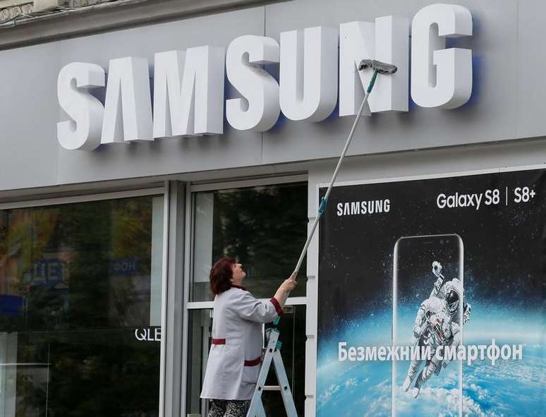 Funcionária limpa fachada de loja da Samsung em Kiev, Ucrânia
15/6/2017 REUTERS/Valentyn Ogirenko
