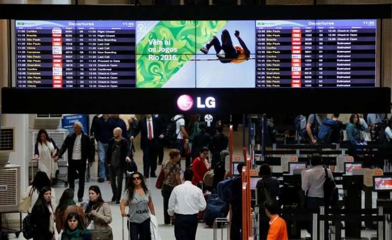 Passageiros no aeroporto Santos Dumont no Rio de Janeiro, Brasil
18/07/2016
REUTERS/Bruno Kelly  