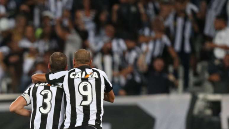 Autores de gols na última quarta, Carli e Roger deverão ser poupados em breve (Foto: Vitor Silva/SSPress/Botafogo)