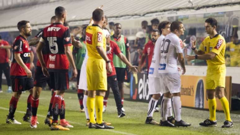 Árbitro deu pênalti e voltou atrás na marcação (Foto: Flavio Hopp / RAW Image)