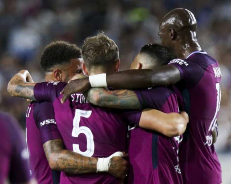 Jogadores comemoram gol de Stones (Foto: Ringo Chiu / AFP)