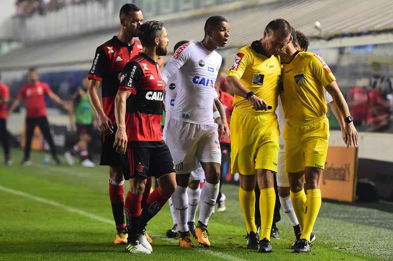 Contra o Santos, o Flamengo viu um pênalti contra ser desmarcado após orientação do quatro árbitro