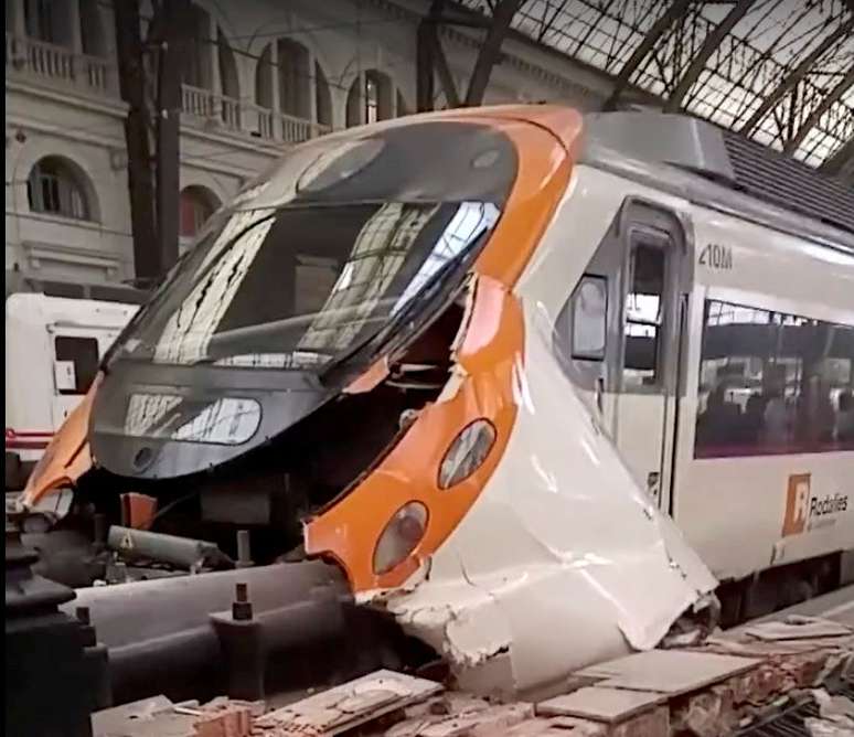 Trem de passageiros após colisão em estação de Barcelona 28/07/2018 Cortesia de Felix Rios /via REUTERS