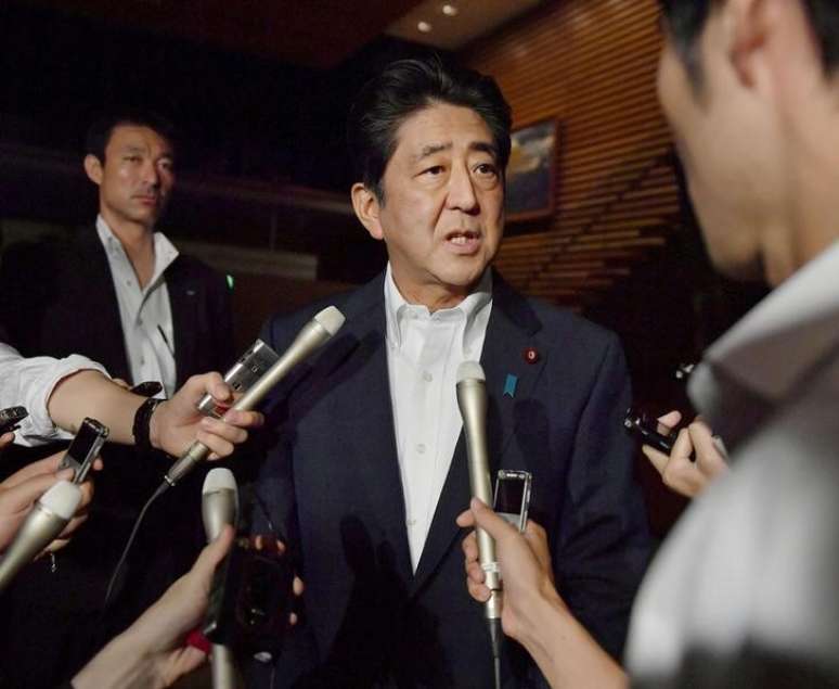 Premiê japonês Shinzo Abe fala em Tóquio sobre lançamento de míssil norte-coreano
 28/7/2017     Kyodo/via REUTERS 