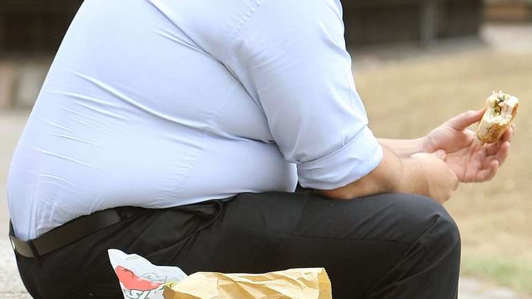 Homem comendo sandu&iacute;che