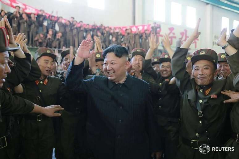 Líder norte-coreano Kim Jong Un reage após teste de míssil Hwasong-14 
 5/7/2017    KCNA/via REUTERS 