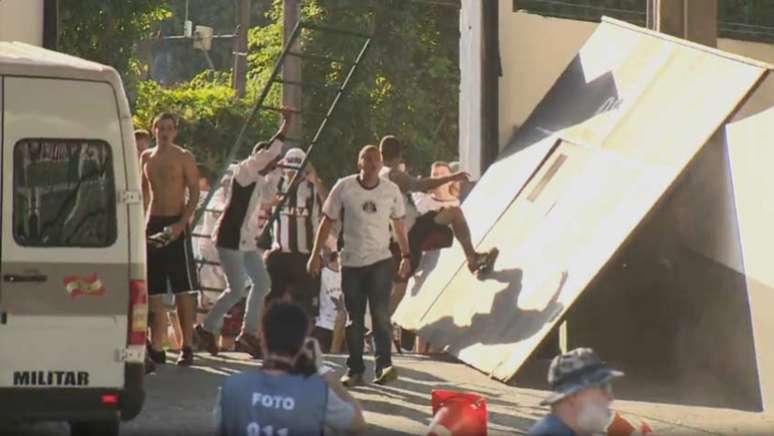Torcedores do Figueirense causam pânico no Orlando Scarpelli (Frame/Globoesporte)