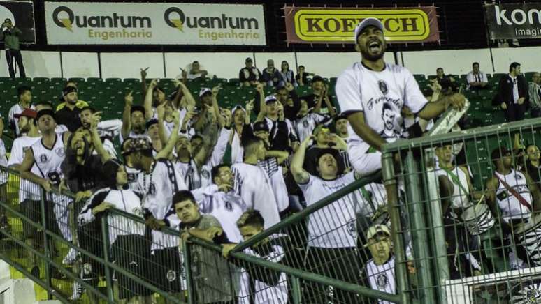 Torcida do Figueirense protesta, mas time volta a perder na Série B, desta vez para o Vila Nova (Guzzo/Ofotografico)