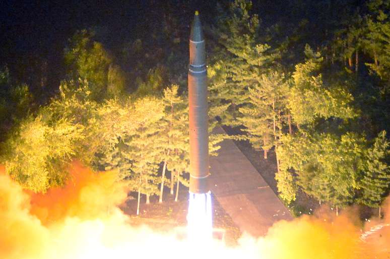 Lançamento de míssil norte-coreano durante teste realizado no dia 28 de julho