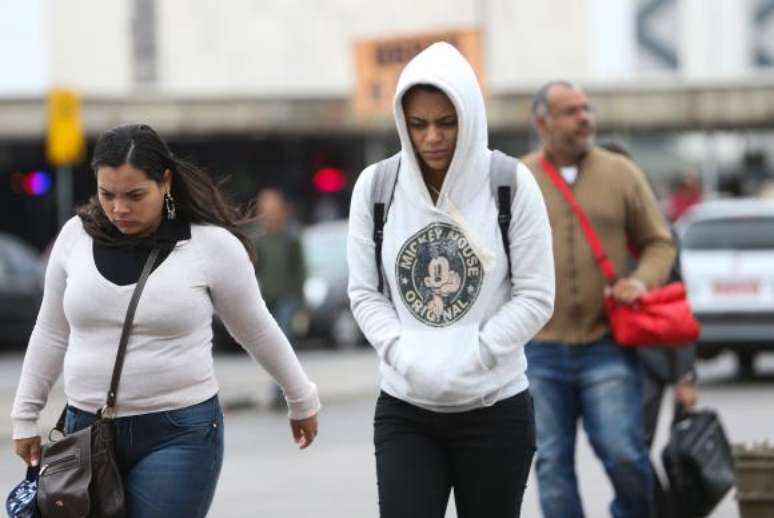 Sensação térmica de 5 graus fez muita gente se proteger do frio neste domingo, em Brasília