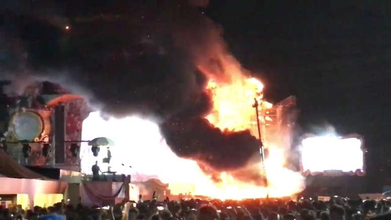 Palco principal do Tomorrowland, um dos maiores festivais de música eletrônica do mundo, pega fogo e força retirada de mais de 20 mil presentes.