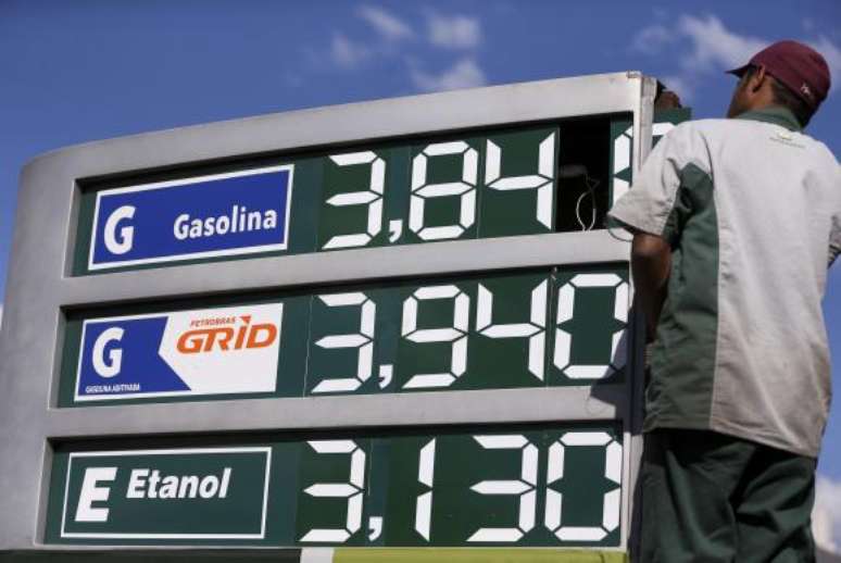 Aumento de impostos sobre combustíveis teve reflexos na estimativa da inflação para este ano, que subiu para 3,4%