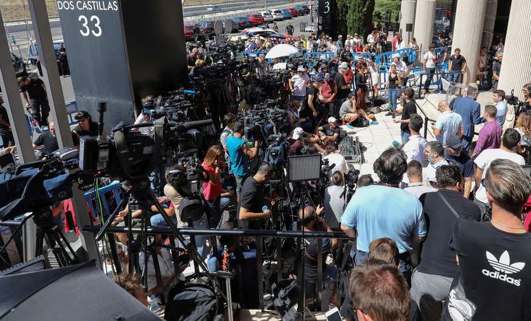 Jornalistas se re&uacute;nem do lado de fora do tribunal onde o jogador do Real Madrid Cristiano Ronaldo testemunhou sobre acusa&ccedil;&otilde;es de fraude fiscal, em Pozuelo de Alarcon, na Espanha