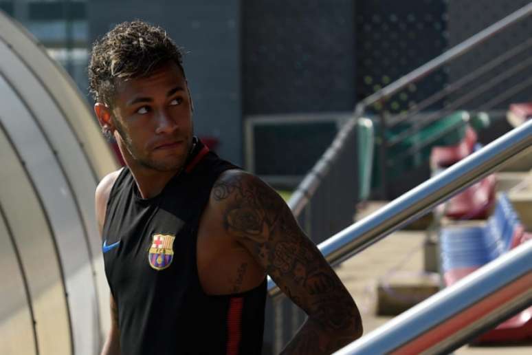 Neymar de olho: craque está perto de ser anunciado pelo PSG (Foto: Lluis Gene/AFP)