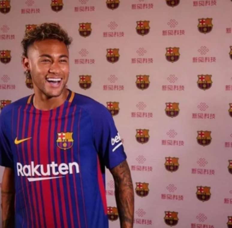 Neymar aparece sorridente com a Barça (Foto: Reprodução)