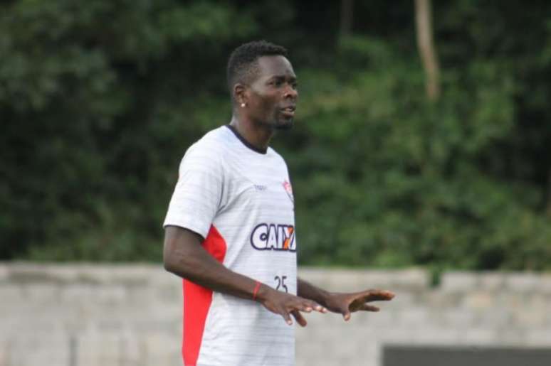 Kanu pede apoio da torcida no Barradão para partida contra a Ponte Preta (Foto: Maurícia da Matta / Divulgação / EC Vitória)