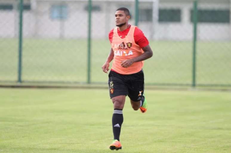 Recuperado, Anselmo volta a treinar no Sport (Foto: Marlon Costa/Pernambuco Press)