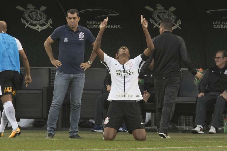 J&ocirc; comemora, na frente do t&eacute;cnico F&aacute;bio Carille, gol que marcou no empate de 1 a 1 do Corinthians com o Flamengo, em Itaquera