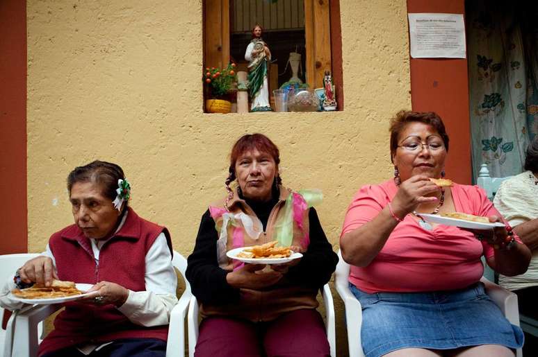 Moradoras da Casa Xochiquetzal celebram o Bicenten&aacute;rio do M&eacute;xico em festa no asilo