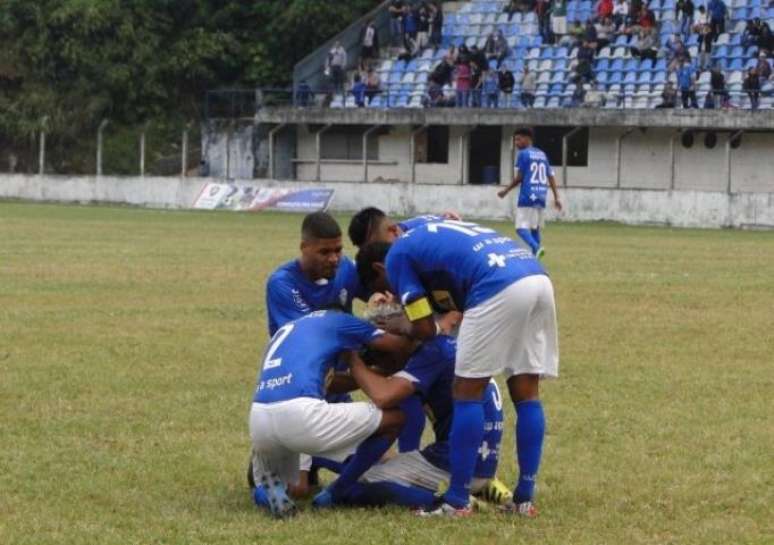 Jogadores do Serrano comemoram gol da vitória sobre o América pela Série B do Campeonato Carioca